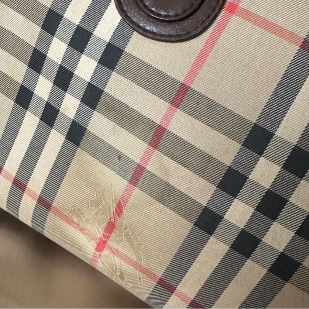 Burberry Boston Medium Size. - Picture 11 of 17